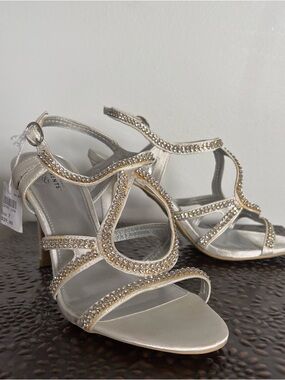 Unforgettable Moments Embellished Silver Strappy Evening Heels W Size 7 formal